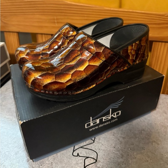 Dansko NWB professional Patent Tiger’s Eye Women’s Clogs. Size EU 38. - Picture 1 of 5